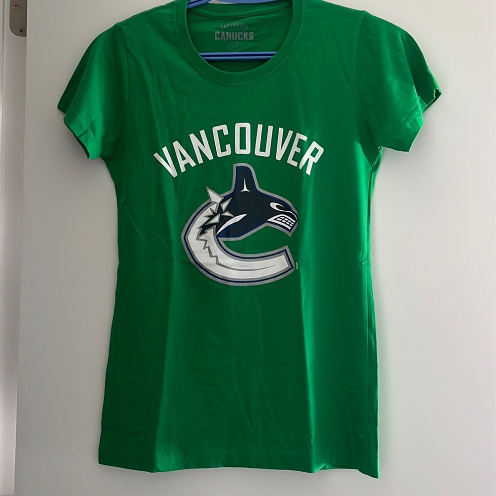 Vancouver Canucks tshirt- small